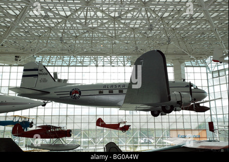 Douglas DC-3 auf statische Anzeige in der großen Galerie des Museum of Flight, Boeing Field, Seattle Stockfoto