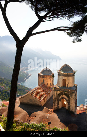 Die Glockentürme der Our Lady of The Marienbrunnens Church gesehen von Villa Ravello, Amalfiküste, Italien Stockfoto