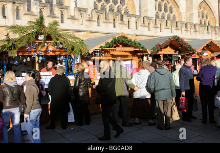 Bad-Weihnachtsmarkt in den Bezirken der Abtei Kunden und Budenbesitzer Somerset England UK Stockfoto