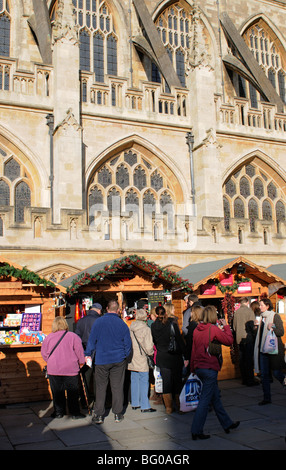 Bad-Weihnachtsmarkt in den Bezirken der Abtei Kunden und Budenbesitzer Somerset England UK Stockfoto