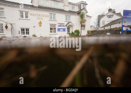 Das Wasser Kante Hotel in Ambleside, durch die verheerenden Überschwemmungen in November 2009, in Cumbria, UK getaucht. Stockfoto