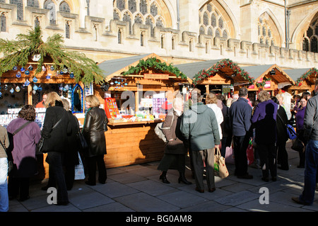 Bad-Weihnachtsmarkt in den Bezirken der Abtei Kunden und Budenbesitzer Somerset England UK Stockfoto