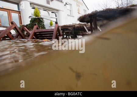 Das Wasser Kante Hotel in Ambleside, beschädigt durch die verheerenden Überschwemmungen in November 2009, in Cumbria, UK. Stockfoto