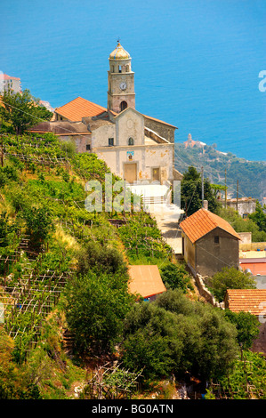 Kapellen auf der Hügelseite der Amalfi-Küste in der Nähe von Amalfi, Italien Stockfoto