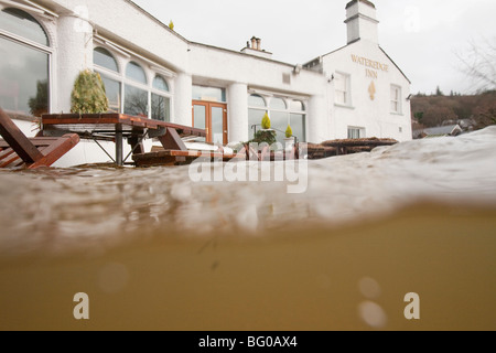 Das Wasser Kante Hotel in Ambleside, beschädigt durch die verheerenden Überschwemmungen in November 2009, in Cumbria, UK. Stockfoto