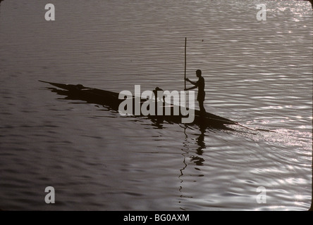 Fischer in einer Piroge, Niger-Flusses in der Nähe von Mopti in Mali, Westafrika Stockfoto