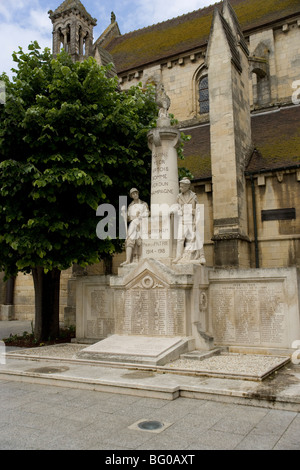 Denkmal des ersten Weltkriegs vor der Kirche St. Samson in Ouistreham, Normandie, Frankreich Stockfoto