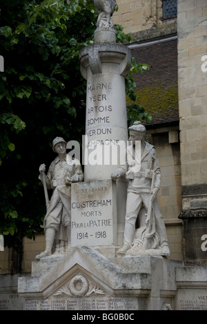 Denkmal des ersten Weltkriegs vor der Kirche St. Samson in Ouistreham, Normandie, Frankreich Stockfoto