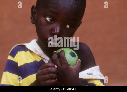 Portrait eines Youg jungen mit einem Ball in Segou, Mali, Westafrika Stockfoto