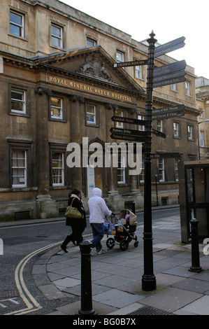 Die historische Royal Mineral Wasser Hospital und touristische Wegweiser in Bath City Center Somerset England UK Stockfoto