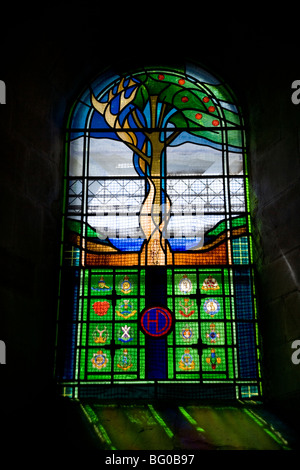 Glasmalerei-Fenster D Tag Denkmal für die 51. Highland Division in der Kirche St. Samson in Ouistreham, Normandie, Frankreich Stockfoto