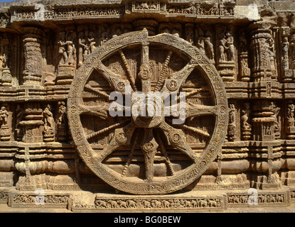 Rad der Surya Wagen auf außerhalb der Sonnentempel, stammt aus dem 13. Jahrhundert, Konarak, Orissa, Indien, Asien Stockfoto