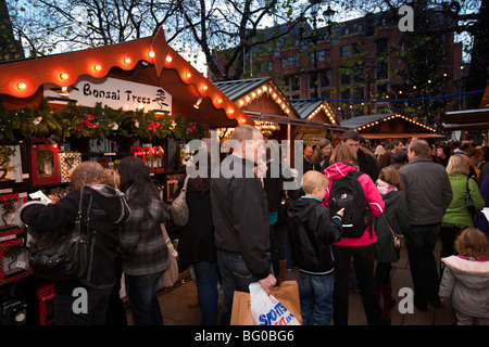 Großbritannien, England, Manchester, Albert Square, Massen von Käufern in Continental Weihnachtsmarkt Stockfoto