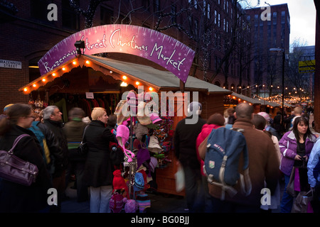 Großbritannien, England, Manchester, Albert Square, Brazennose Street, Weihnachtsmarkt gefüllt mit Massen von Shopper Stockfoto