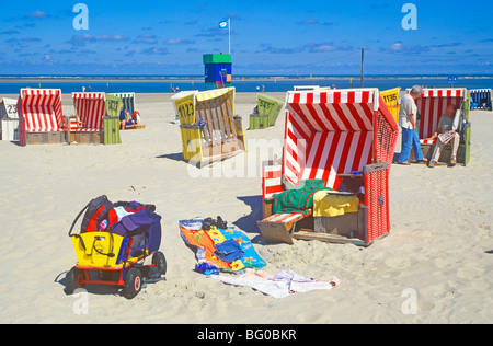 Trolley und Korb Stühle am Hauptstrand der Insel Langeoog, Ostfriesland, Niedersachsen, Deutschland Stockfoto