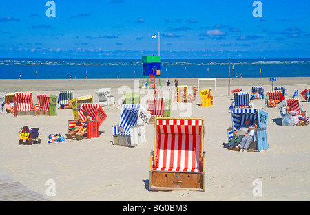 Korbsesseln am Hauptstrand der Insel Langeoog, Ostfriesland, Niedersachsen, Deutschland Stockfoto