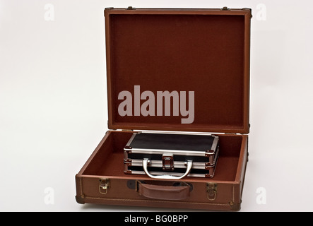Eine offene Silber ausgekleidet Blackbox in einem braunen Koffer. Stockfoto