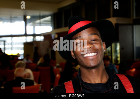 afrikanischer Mann arbeitet im Restaurant Tambo international Airport, johannesburg Stockfoto