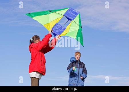 Mutter und Sohn Drachen steigen Stockfoto