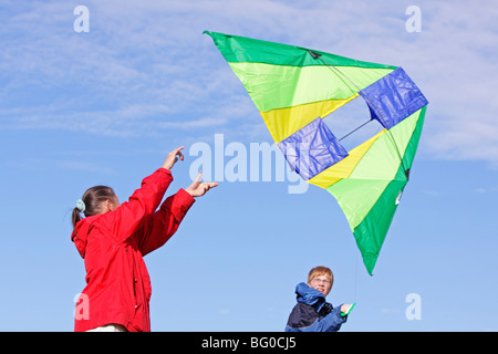 Mutter und Sohn Drachen steigen Stockfoto