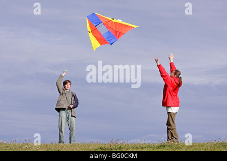 Mutter und Sohn Drachen steigen Stockfoto