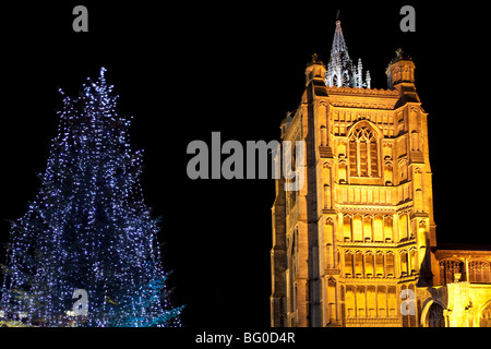 St Peter Mancroft Kirche & Weihnachtsbaum beleuchtet vor Millennium Plain in Norwich City Center. Stockfoto