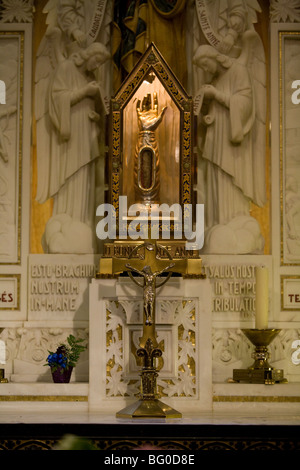 Reliquiar auf dem Altar in der Kapelle des St. Anne, in der römisch-katholischen Basilika Ste-Anne-de-Beaupré, Québec, Kanada Stockfoto