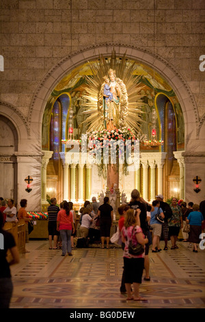 Pilger und Touristen in das Querschiff und die Kapelle von S. Ann in der römisch-katholischen Basilika Ste-Anne-de-Beaupré, Québec, Kanada Stockfoto