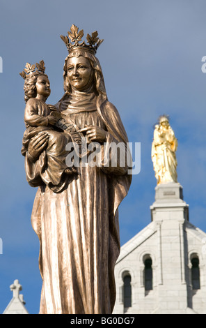 Detail Bronze Statue von Ste Anne und die Jungfrau Maria auf dem Brunnen vor der römisch-katholischen Basilika Ste-Anne-de-Beaupré Stockfoto