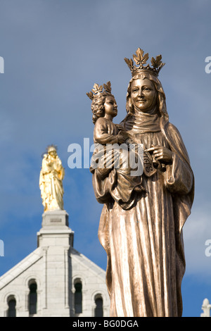 Bronzestatue von Ste Anne und der Jungfrau Maria auf dem Brunnen vor der römisch-katholischen Basilika Ste-Anne-de-Beaupré Stockfoto