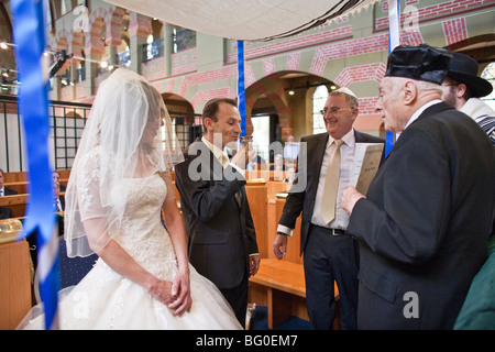 Niederlande. Groningen. Jüdische Hochzeit von Michael und Natasja Frank in der Synagoge von Groningen. Stockfoto