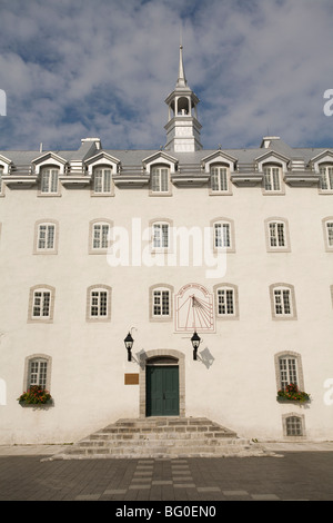 Innenhof des Seminaire de Québec, mit der Sonnenuhr und Kirchturm. Stockfoto