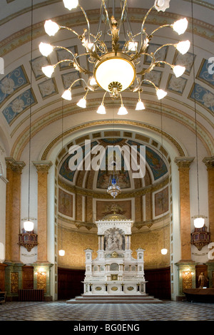 Altar, entworfen von Josef Ferdinand Peachy im Kirchenschiff der Kapelle des Seminaire de Québec, Québec, Kanada. Stockfoto