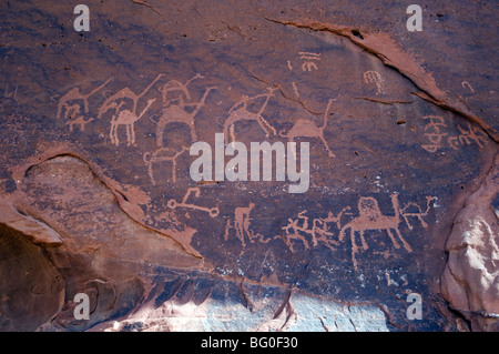 Petroglyphen gefunden auf der unteren Seite des Jebel Umm Fishiyah Gebiet Wadi Rum, Jordanien Stockfoto