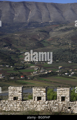 Blick von der Kala oder Schloss die Landschaft und die Berge rund um das Dorf von Berat, Albanien Stockfoto