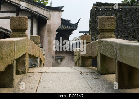 Blick auf die malerische Stadt Wuzhen.Stone gewölbte Brücke. Zhejiang Provinz, China. Stockfoto