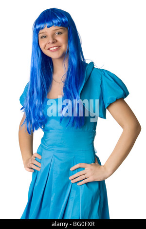 Schönes Mädchen im blauen Kleid und mit blauen Haaren stehen auf weißem Hintergrund Stockfoto