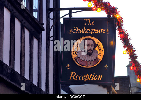 Das Shakespeare Hotelschild mit Weihnachtsbeleuchtung, Stratford-upon-Avon, Warwickshire, England, UK Stockfoto