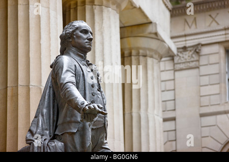 Eine Statue von George Washington, erster Präsident der Vereinigten Staaten vor der Federal Hall in New York City, USA Stockfoto