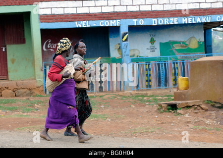 Dorze Frauen auf Weg zum Markt, Arba Minch, Äthiopien Stockfoto