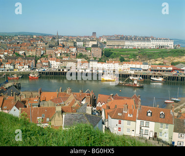 Blick über Whitby aus St. Mary Parish Church, North Yorkshire, Yorkshire, England, Vereinigtes Königreich, Europa Stockfoto