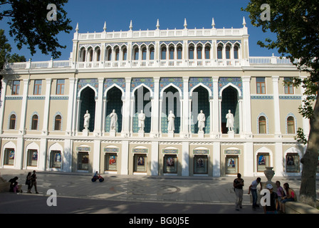 Nizami-Museum, mit Statuen der aserbaidschanischen Schriftsteller auf Vorderseite des Literaturmuseum, Brunnen-Platz, Baku, Aserbaidschan, Zentralasien Stockfoto