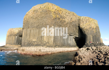 Säulenförmigen Basaltlava mit Fingal's Cave, geschnitten auf dem Seeweg, Staffa, Westküste von Mull, Inneren Hebriden, Schottland, Vereinigtes Königreich Stockfoto