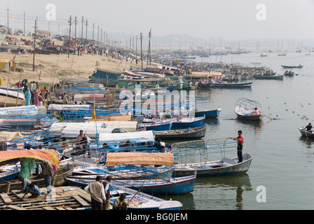 Boote auf der Yamuna Sangam, am Zusammenfluss von Ganges und Yamuna, Allahabad, Uttar Pradesh Zustand, Indien, Asien Stockfoto