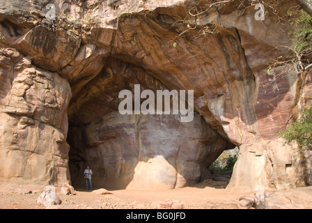 Höhlen von Bhimbetka mit neolithischen Gemälde in Abris in Sandstein, Obaidullaganj Hügel, Bhopal, Madhya Pradesh, Indien, Asien Stockfoto