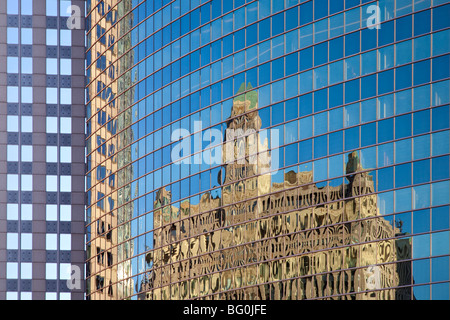 Merchandise Mart Gebäude spiegelt sich in modernen Wolkenkratzer in der Innenstadt von Chicago Illinois an einem sonnigen Tag Stockfoto