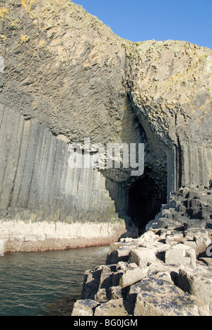 Säulenförmigen Basaltlava, Fingal's Cave es geschnitten auf dem Seeweg, Staffa, Westküste von Mull, Inneren Hebriden, Schottland, Vereinigtes Königreich Stockfoto