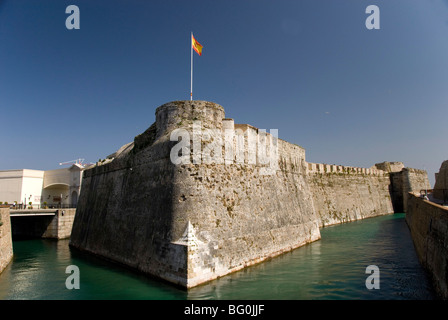 Defensive Stadtmauer und Graben über schmale Ansatz Isthmus, Ceuta, die spanische Enklave an der Küste von Marokko, Nordafrika Stockfoto