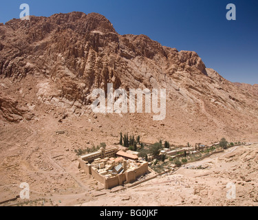 St. Katharinen Kloster, mit Schulter des Berges Sinai hinter Wüste Sinai Halbinsel, Ägypten, Nordafrika Stockfoto