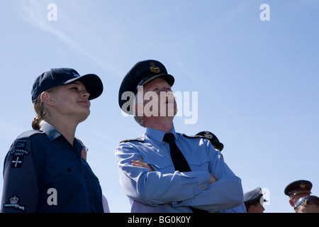 Sir Stephen Dalton, Air Chief Marshal mit RAF Cadet, der auf der RAFA Airshow, dem Flughafen Shoreham, Sussex, England Kunstflug beobachtet Stockfoto